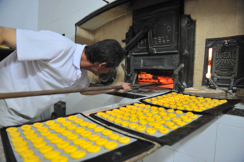 Cartagena traditions, baking the rolls of San Anton